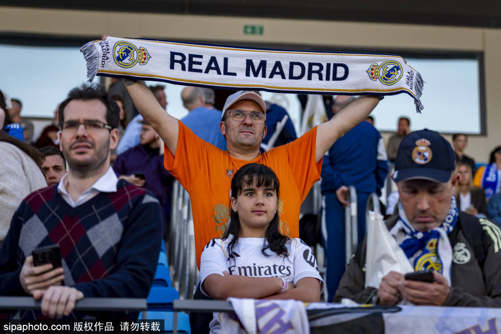 巴萨遭八人摩纳哥逆转：欧冠席位告急，告别之战成生死考验